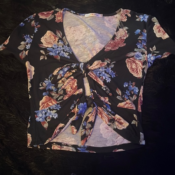 Floral nanamacs crop top tied in the front shirt - Picture 1 of 2